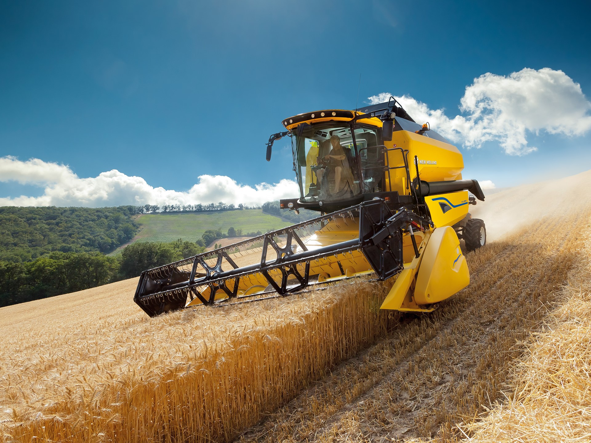 Комбайните New Holland CX и TC със сламотръси, както и съвместимите с тях хедери, са обновени за 2026 г.