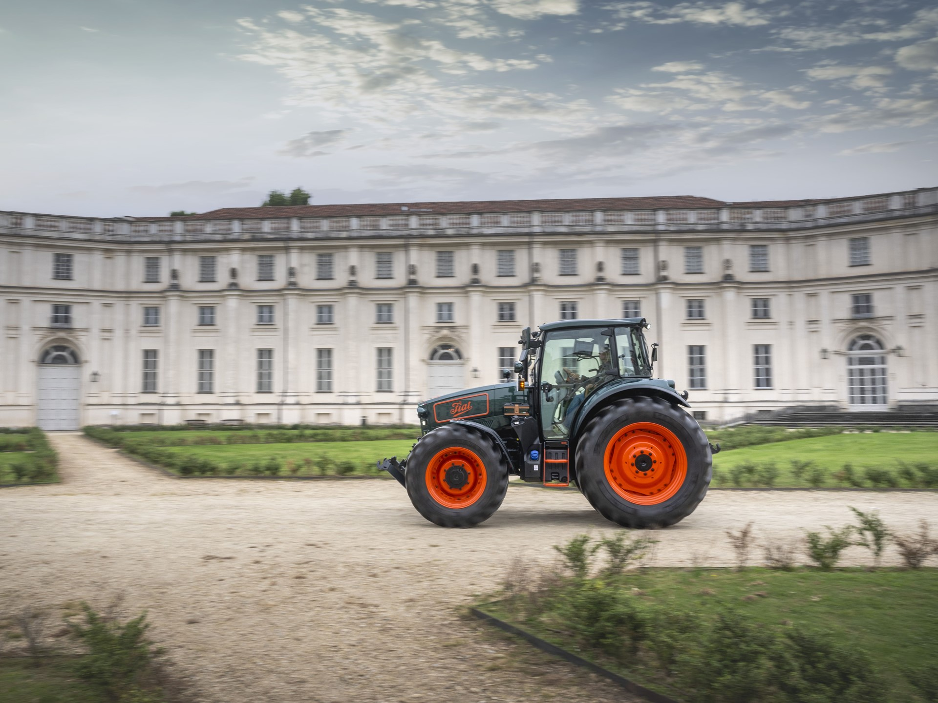 Впечатляващият концептуален трактор Il Trattore отдава почит на стила, който е в основата на италианското наследство на New Holland