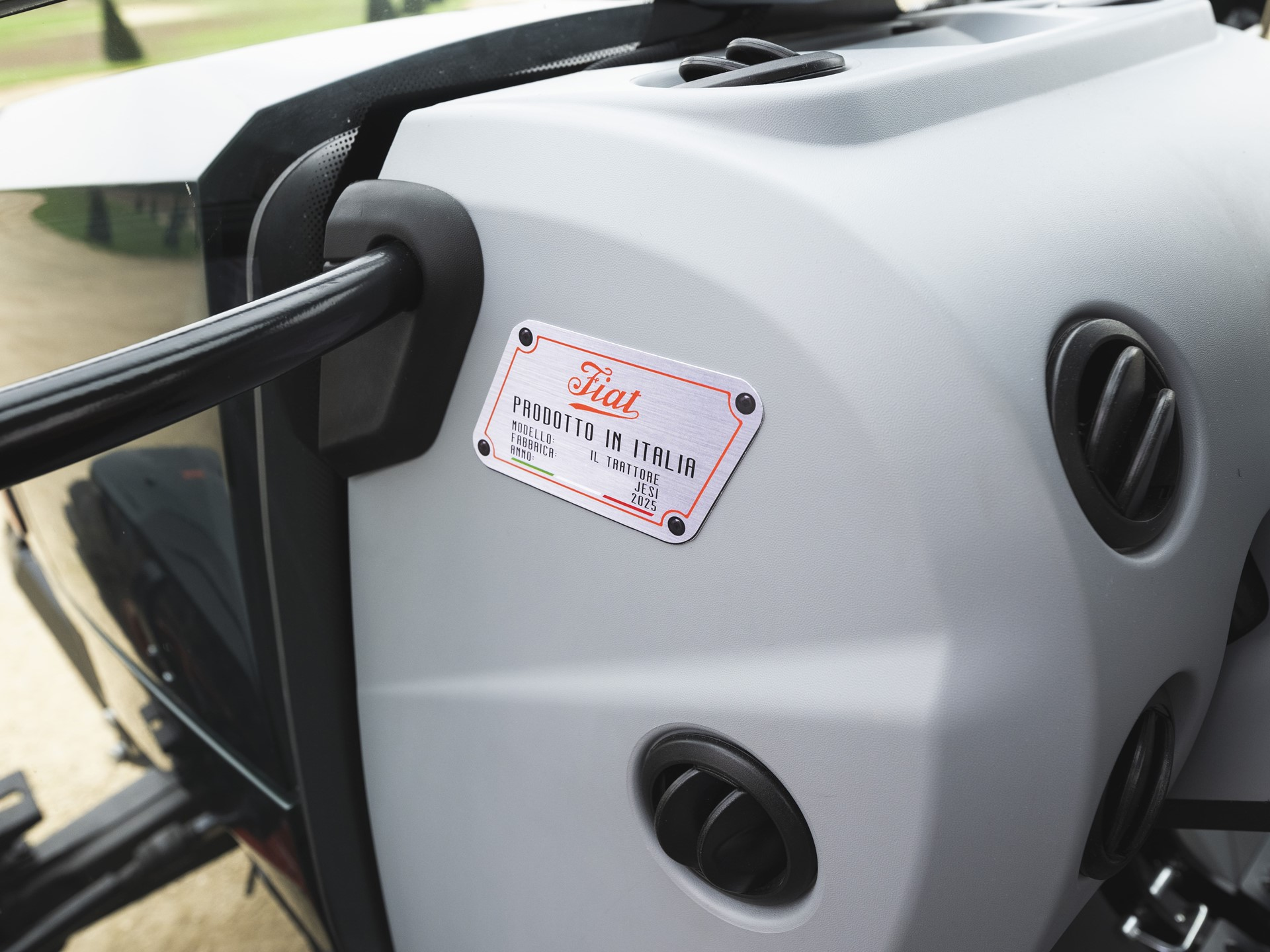 Впечатляващият концептуален трактор Il Trattore отдава почит на стила, който е в основата на италианското наследство на New Holland