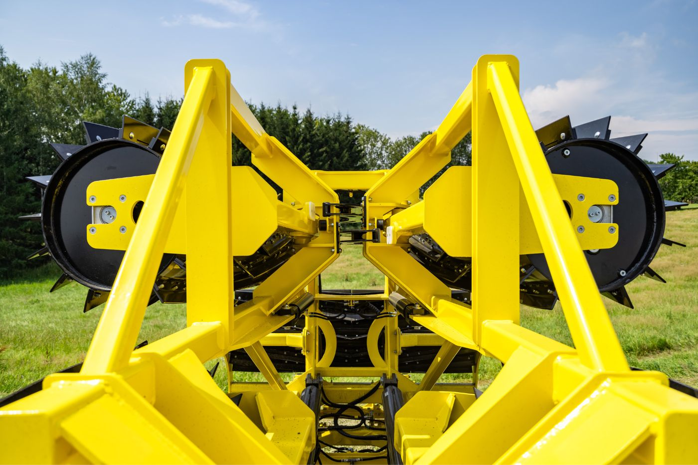 Интерагри България спечели две отличия „Принос в механизацията – 2025“ за New Holland CR10 и BEDNAR Duradisc.