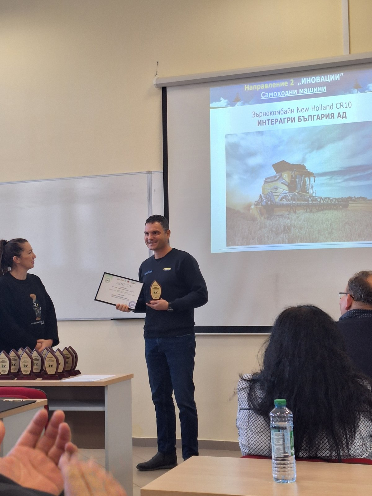 Интерагри България спечели две отличия „Принос в механизацията – 2025“ за New Holland CR10 и BEDNAR Duradisc.